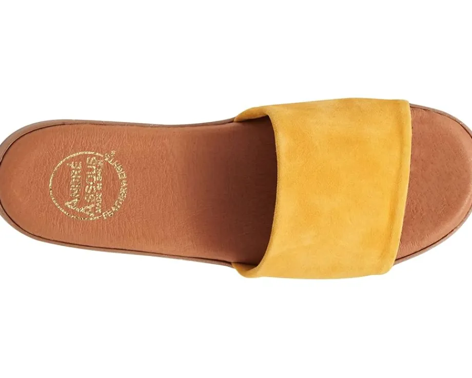 Andre Assous Women's Paloma Featherweight Flat Sandal Clearance